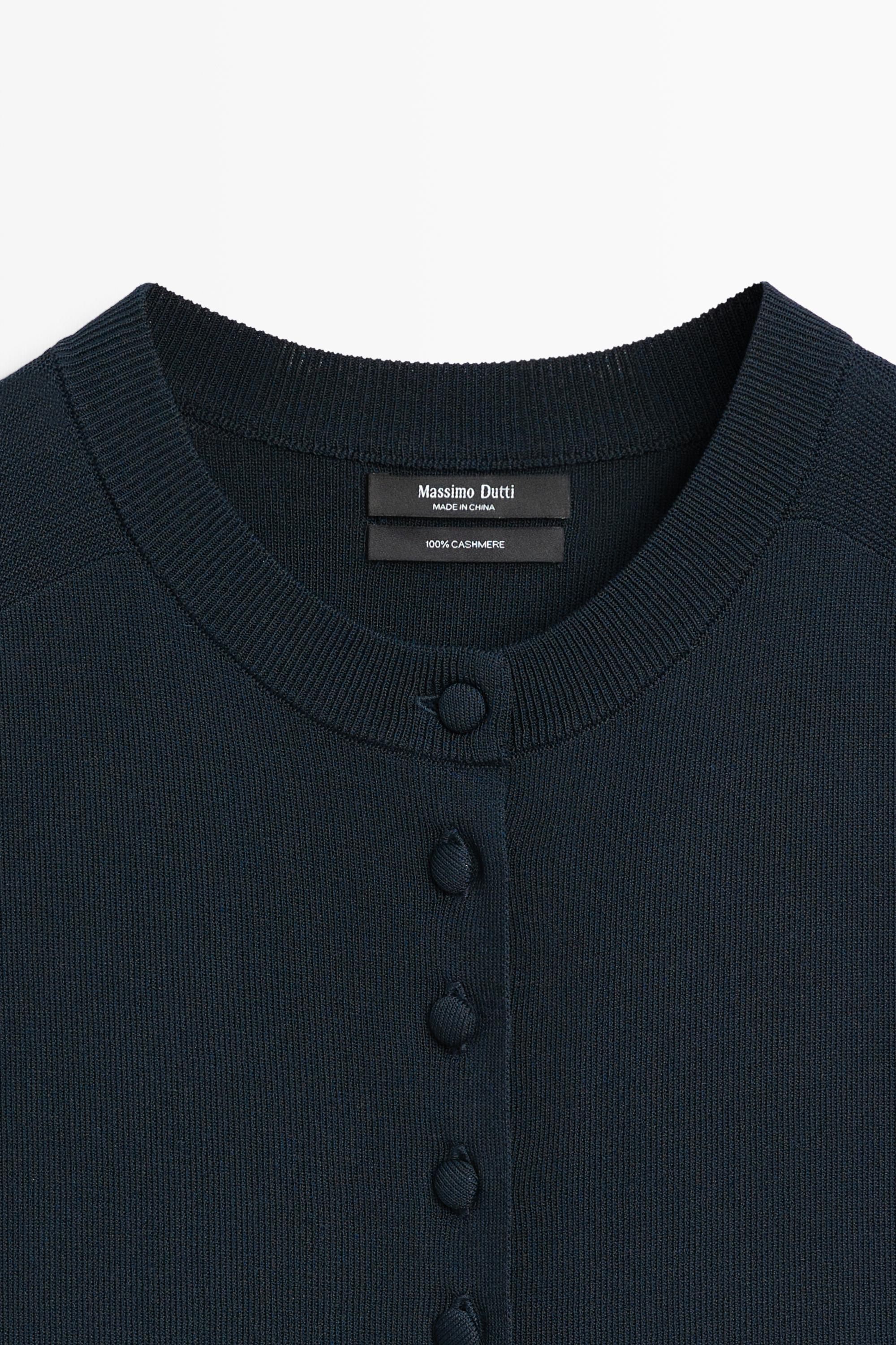 Fine-knit vest with covered buttons